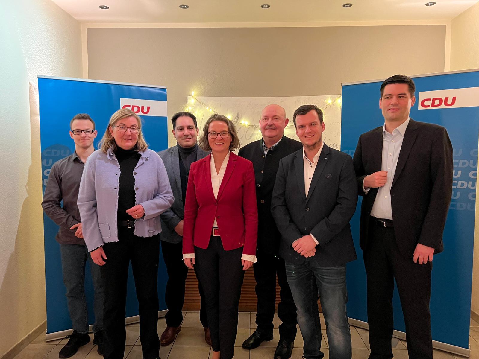 (vl. Niklas Korf(JU), Angelika Westerwelle(Frauen Union), Borzoo Afshar(stellv. Brgermeister), Ina Scharrenbach(Landesministerin), Friedhelm Abke(OU), Andre Schrder(Stadtverband), Mirco Schmidt(Kreisverband))